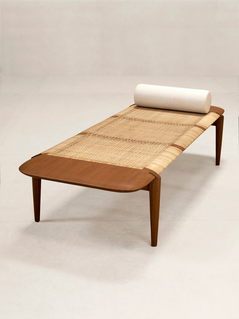 Phantom Hands Tangāli Day Bed